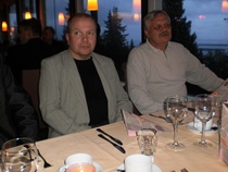 Ruoka oli aina hyvää. Kuvassa Jaakko Kananen ja Pertti Minkkinen odottavat illallista.