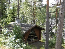 Grillikatoksella ovat kypsyneet tuhannet pihvit, makkarat ja räiskäleet. Ja juhlittukin on.