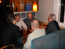 Kuvassa hallituksemme edustajat evästävät aluetoimitsija Dan Koivulaaksoa ja keskustelevat yhteistyömahdollisuuksista pääkaupunkiseudulla ja laajemminkin. Koivulaakso on siis tuo nurkkaan vangittu kuulapää.