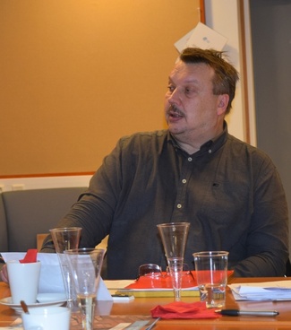 Se siitä. Avaan kokouksen.